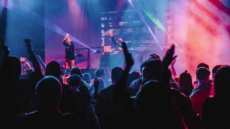 星光舞台虚拟演唱会场景概念图 - 一个巨大的圆形舞台悬浮于星空之中，台下是无数发光的虚拟观众席位